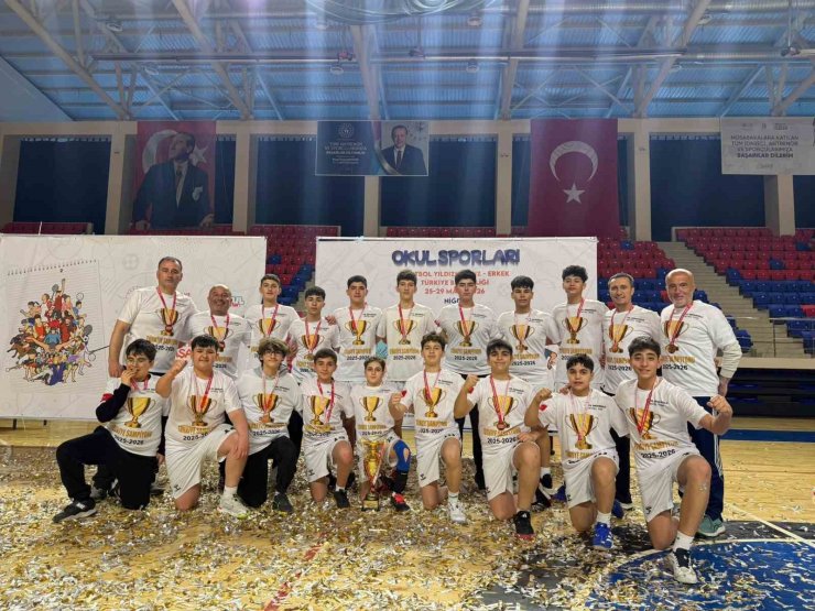 Salihli’nin yıldızları Hentbol’de Türkiye şampiyonu