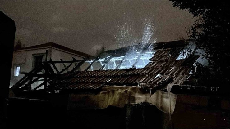 Gece saatlerinde müstakil evde çıkan yangın itfaiye ekiplerince söndürüldü