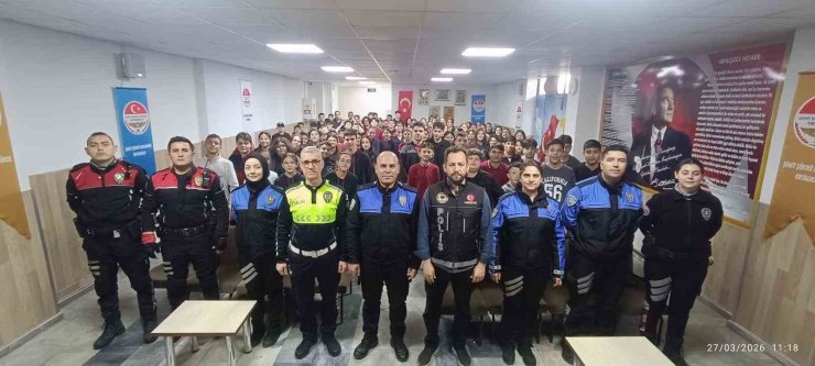 Polis ekiplerinden ortaokul öğrencilerine yönelik eğitim