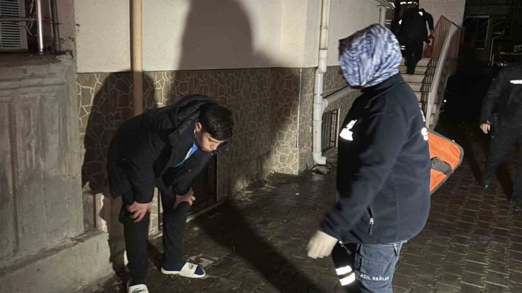 Aksaray’da apartmanda yangın paniği: 6 kişi dumandan etkilendi