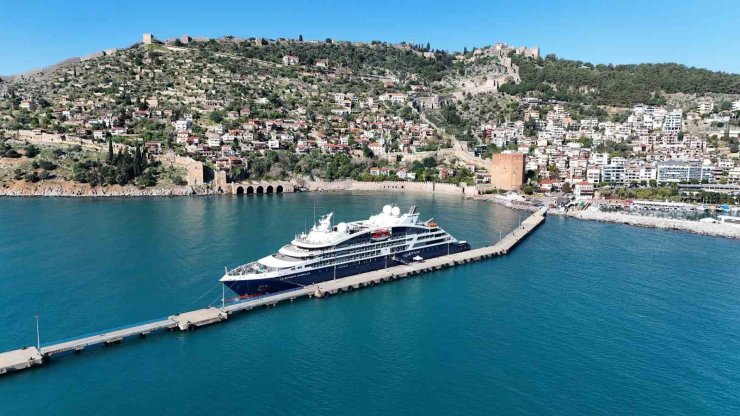 Alanya’ya Fransız bayraklı kruvaziyer demir attı