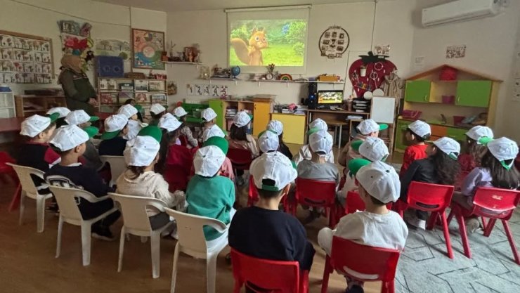 Minik eller toprakla buluştu