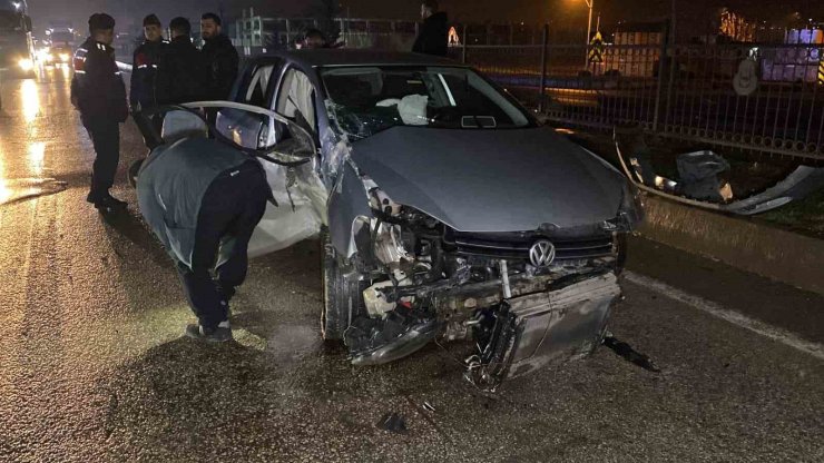 Kontrolden çıkan otomobil bariyerlere çarptı: 2 yaralı