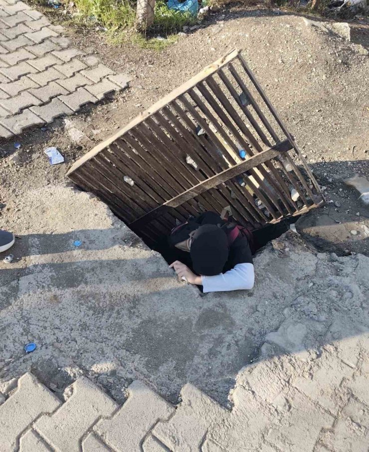 Bastığı gider mazgalı kayan kız öğrenci, 1 buçuk metrelik çukura düştü