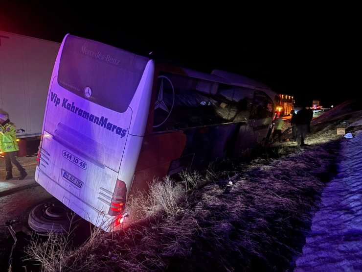 Erzincan’da kontrolden çıkan yolcu otobüsü bariyerlere çarptı