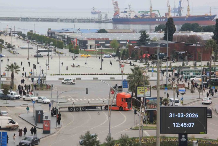 Tırdan trafiği tehlikeye düşüren hareket