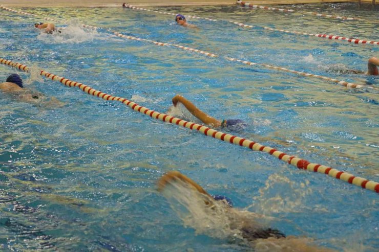 Şanlıurfa’da minik yüzücülerden 24 madalya