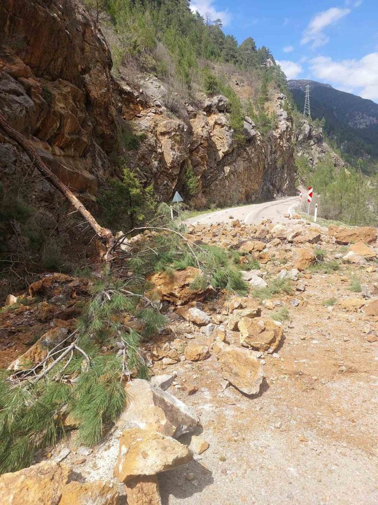 Feke-Saimbeyli kara yolu ulaşıma kapandı