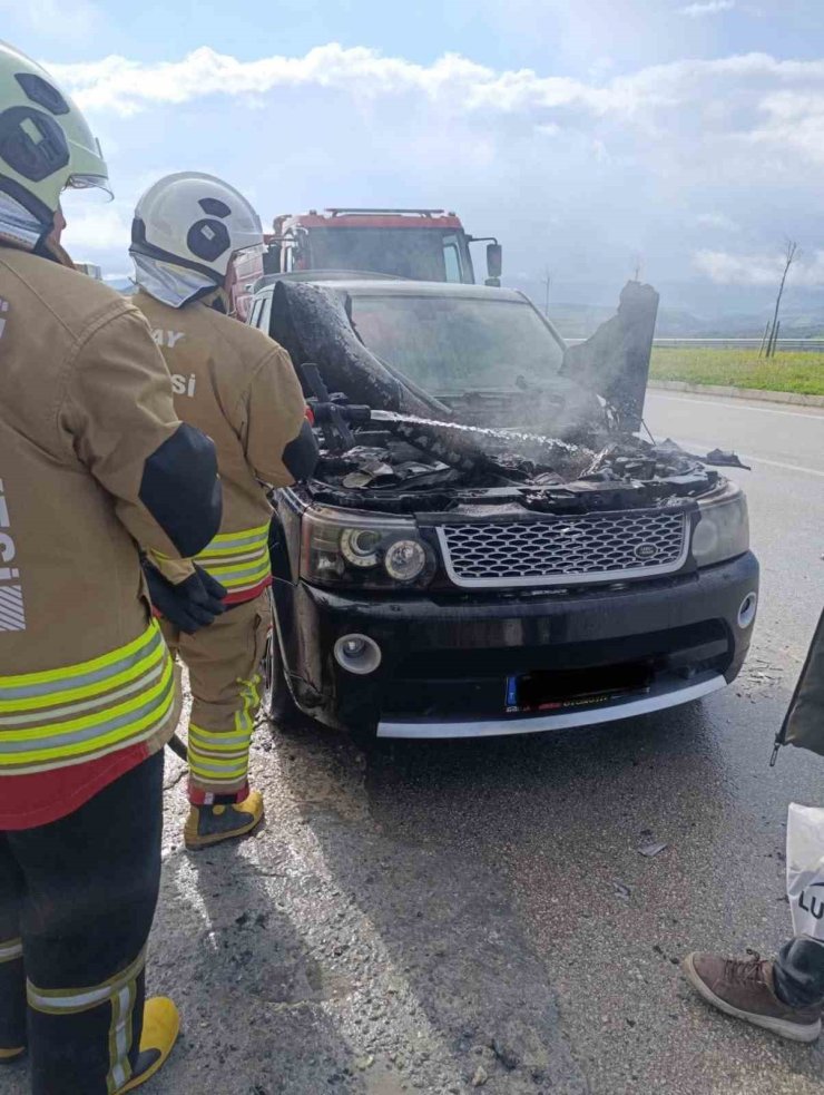 Altınözü’de cipin motoru alevlere teslim oldu