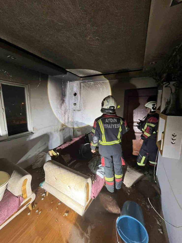 Aydın’da ev yangını: 2 kişi dumandan etkilendi