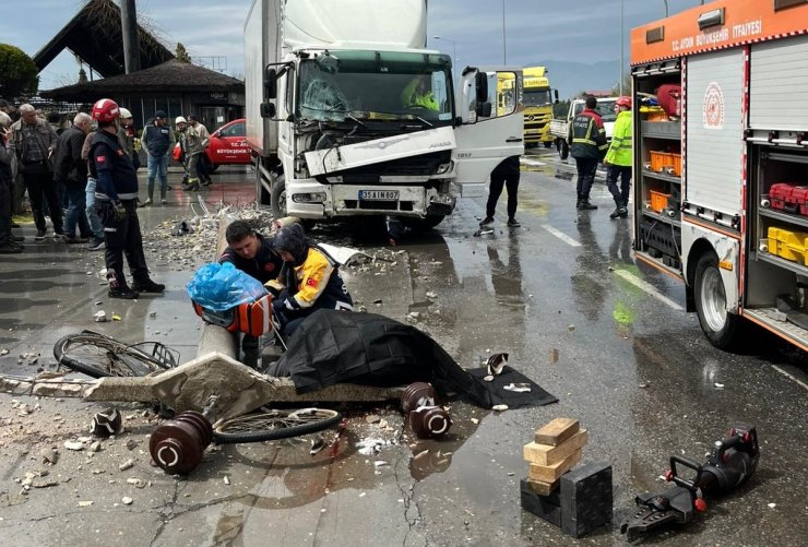 Beton direğin altında kalan bisikletli hayatını kaybetti