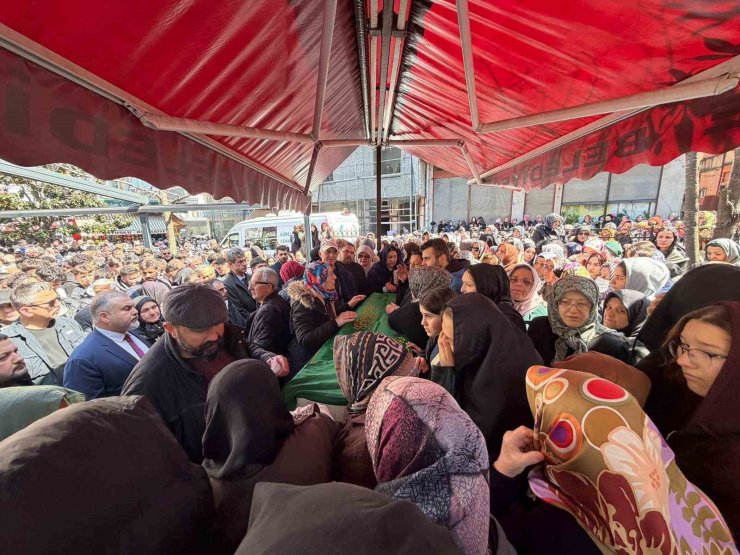 Taciz mağduru genç kız son yolculuğuna gözyaşları ile uğurlandı