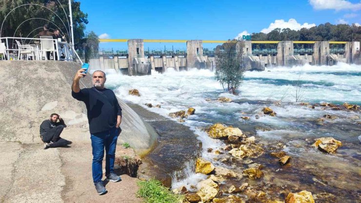 Taşkın önlemi manzaraya dönüştü, herkes fotoğraf çekti