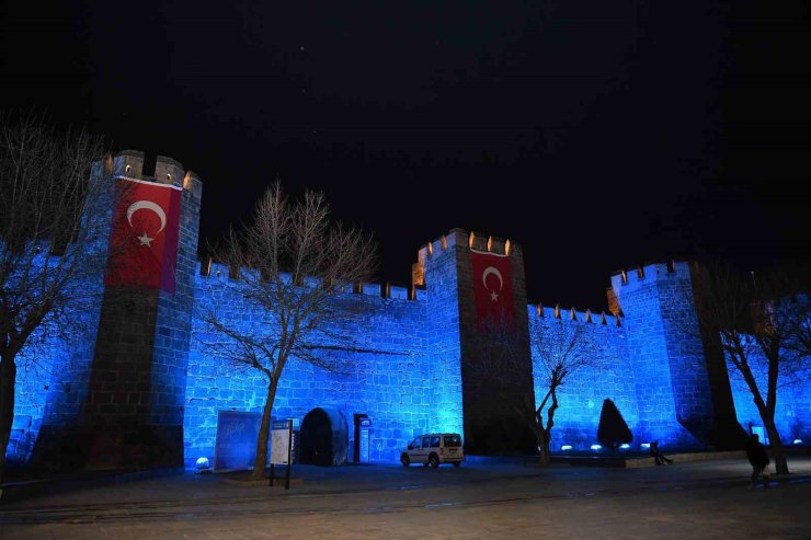 Kayseri Büyükşehir, tarihi surları mavi ışıkla aydınlatarak otizm farkındalığına dikkat çekti