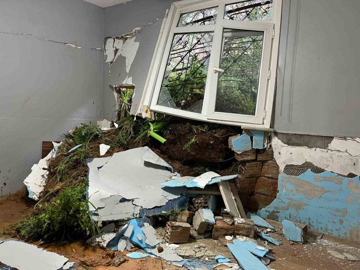 Maltepe’de toprak kayması: Tek katlı ev kullanılamaz hale geldi