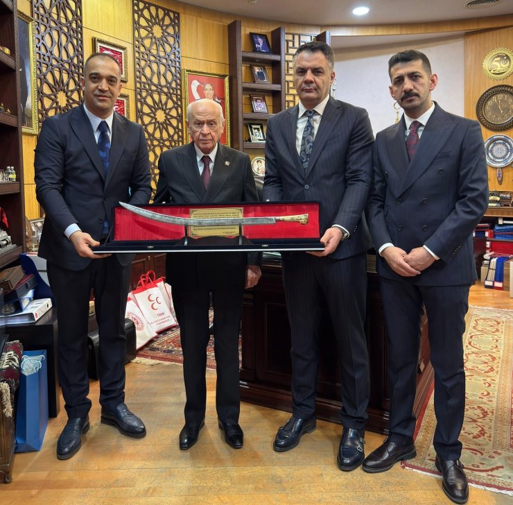 Başkan Yurdagül, Bahçeli’ye Osmanlı döneminden kalma kılıç hediye etti