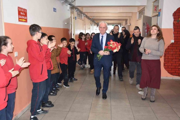 Ömrünün 46 yılını öğrencilerine adadı: Emekli olan öğretmene duygusal veda