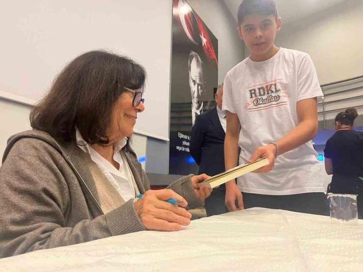Yazar Latife Tekin, İzmir’de lise öğrencileriyle buluştu