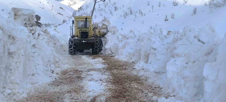 Yurda bahar geldi, Ovacık’ta karla mücadele sürüyor