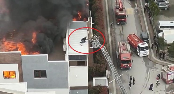 Can pazarında korku dolu anlar kameraya yansıdı... Metrelerce yüksekte itfaiye ekiplerini böyle bekledi