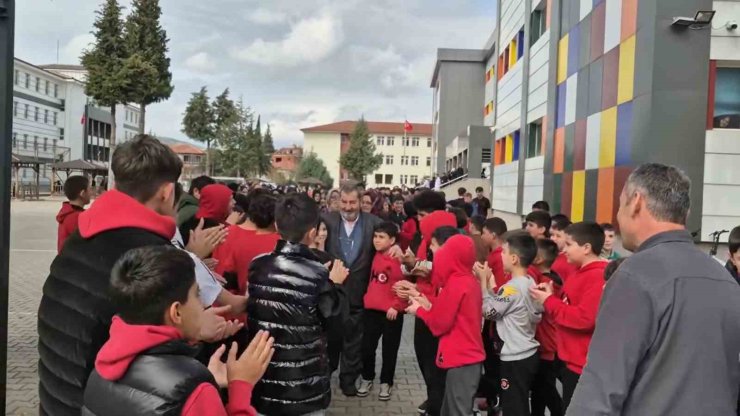 Emekliye ayrılan öğretmene ’Hatıran Yeter’ şarkısı ile duygusal veda