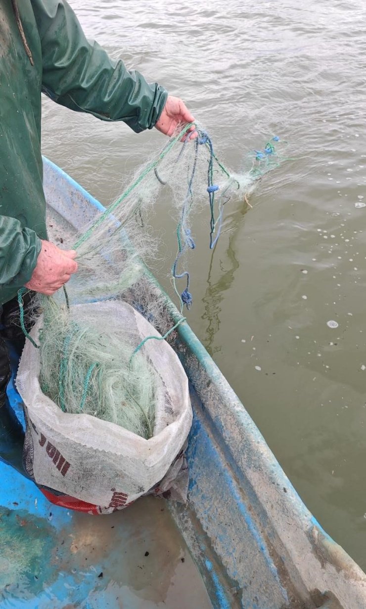 Gölde 800 metre balık ağı ele geçirildi