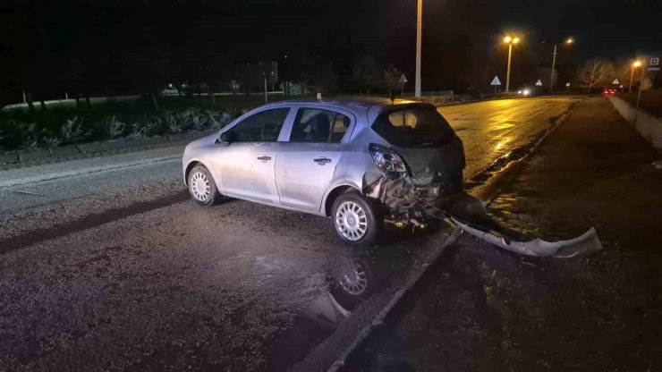 Kontrolden çıkan otomobil dönerek arkasını duvara çarptı