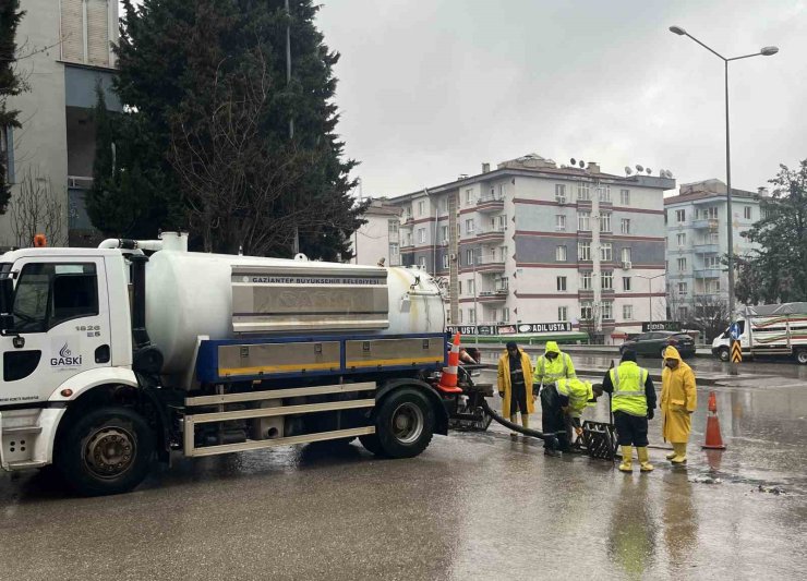 Gaziantep Büyükşehir yağışa karşı sahada