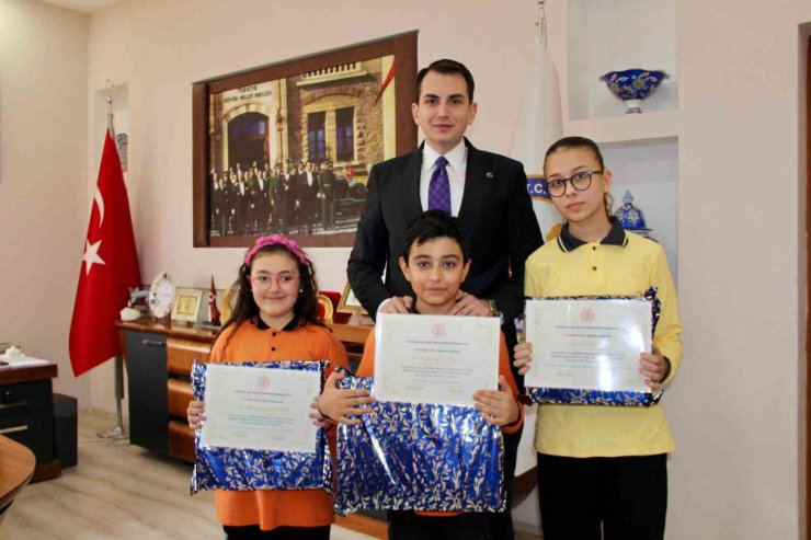 Hisarcık’ta "Kitap kurdu" öğrencilere Kaymakam Atam’dan ödül