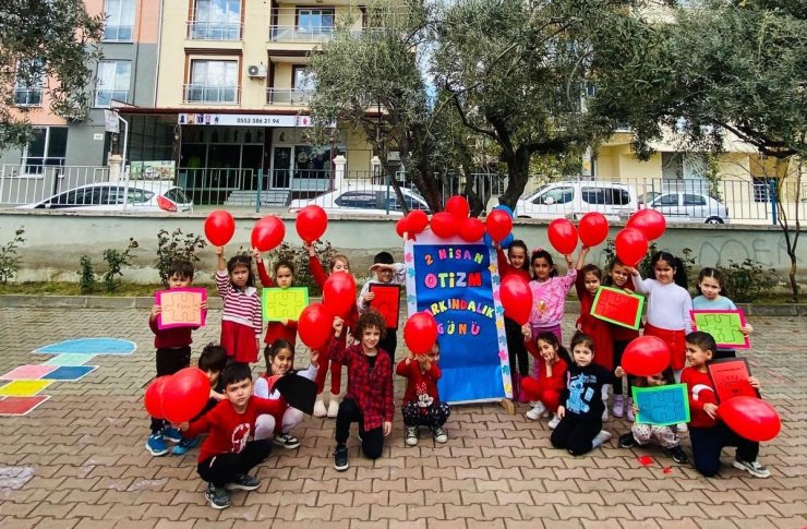 Kırmızıyla otizme dikkat çektiler