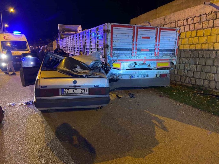 Mardin’de park halindeki tıra çarpan otomobilde 5 kişi yaralandı