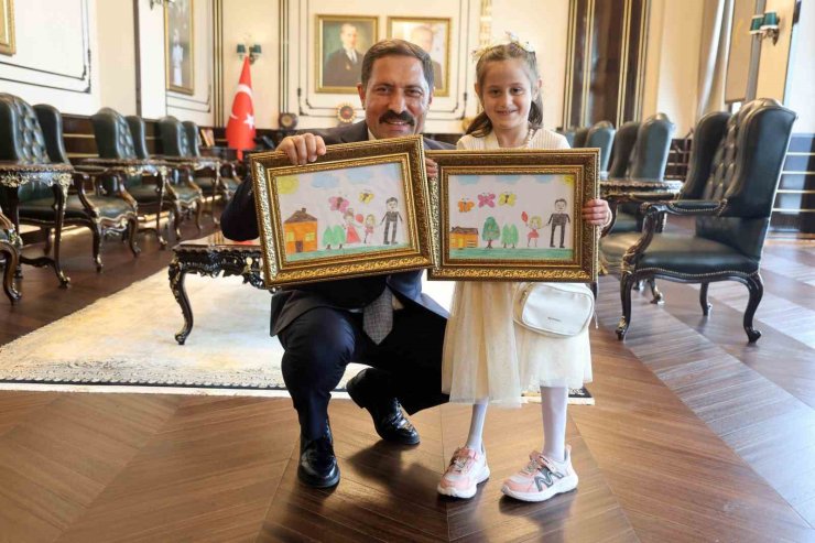 Depremde ailesini ve bacağını kaybeden küçük kızın çizdiği resimdeki protez bacak detayı duygulandırdı