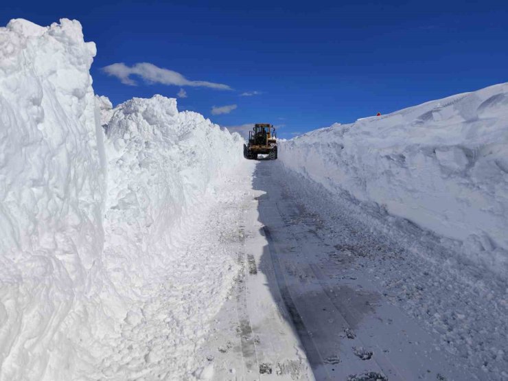 Van’da 5 metreyi bulan karda yol açma çalışması