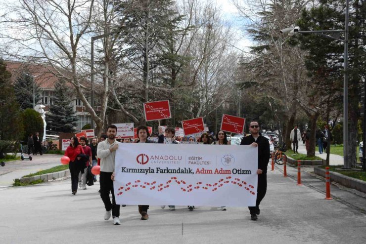 Kampüste "Otizm İçin Kırmızı Kampüs Yürüyüşü"
