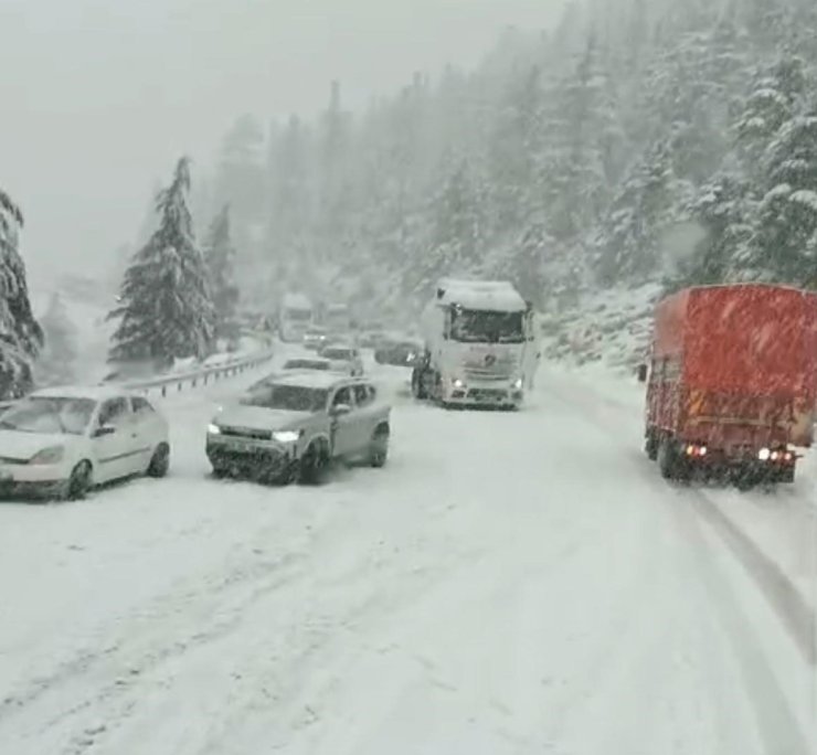 Alacabel’de nisan ayında kar sürprizi, sürücüler zor anlar yaşadı