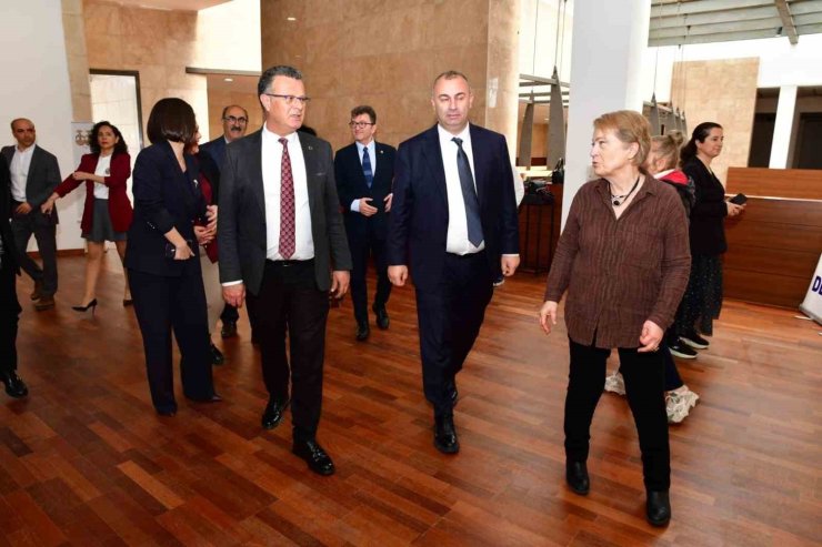 Hem ablasını hem umut sergisini yalnız bırakmadı