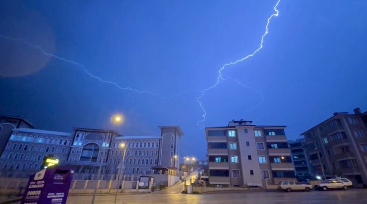 Karabük’te sağanak etkili oldu, şimşekler gökyüzünü aydınlattı