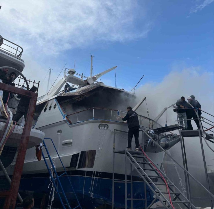Bodrum’da Sadri Şener’in motoryatında yangın çıktı
