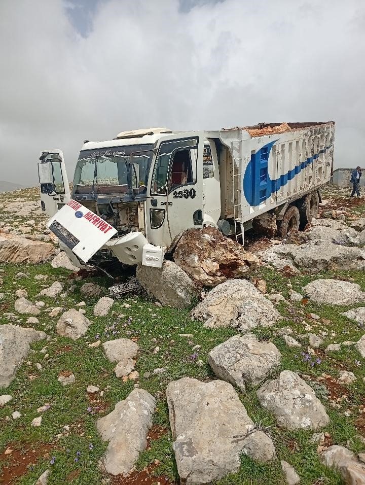 Diyarbakır’da freni boşan hafriyat kamyonu taşlara çarptı: 1 yaralı