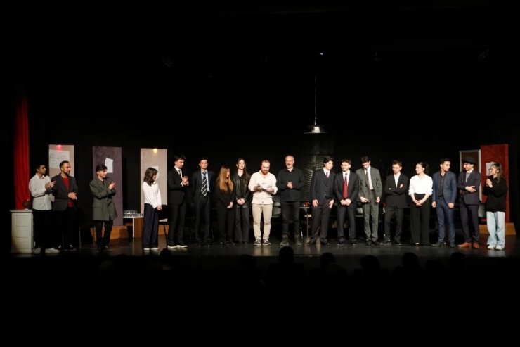 Erzurum Lisesi öğrencilerinden anlamlı sahne: "12 Öfkeli" büyük beğeni topladı