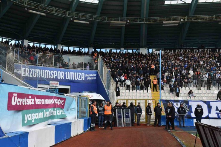 Erzurumspor tribünlerinden anlamlı mesaj: "Ücretsiz taramanı yaptır, yaşam kaliteni artır"