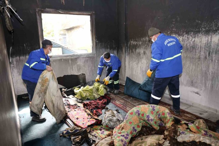 Belediye ekipleri yangının izlerini sildi, değerli eşyaları teslim etti