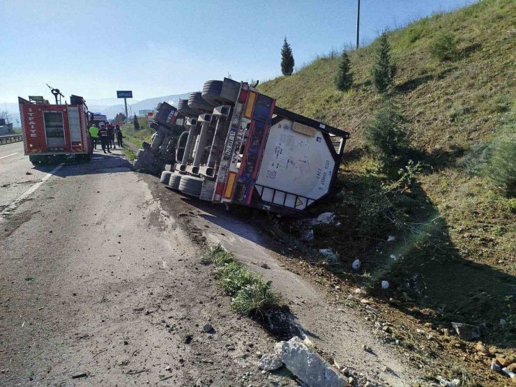 Bilecik’te kontrolden çıkan tır devrildi; sürücüsü yaralandı