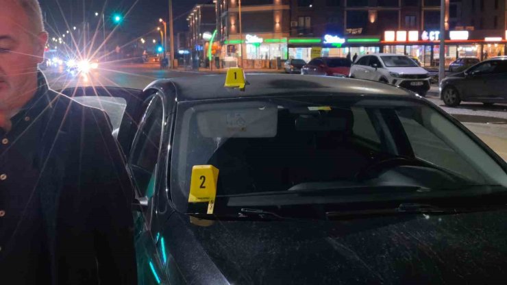 Seyir halindeki otomobile yorgun mermi isabet etti