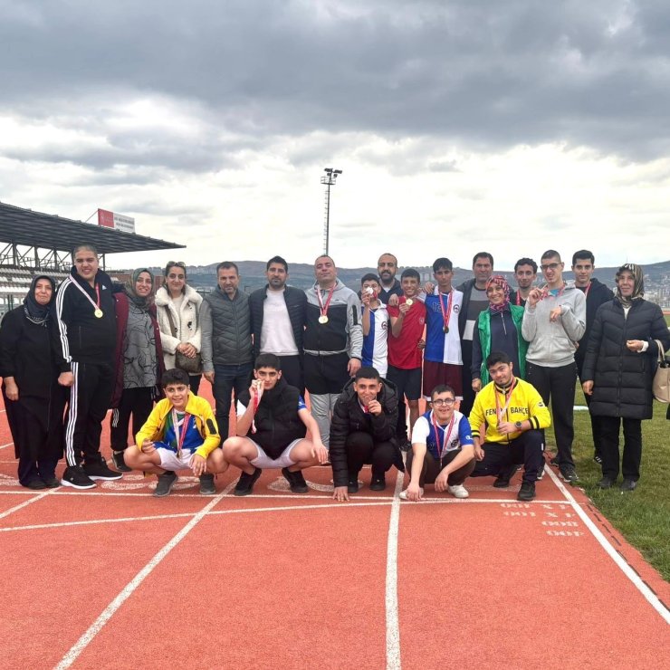 Elazığ’da özel sporcuların masa tenisi ve atletizm heyecanı