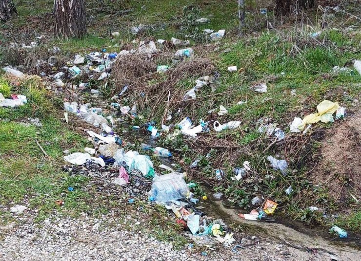 Hisarcık’ta çeşmenin çevresi çöplüğe döndü