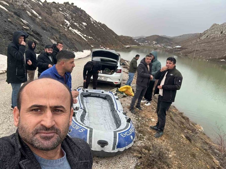 Göle dönen yayla yolundan botla geçip köylerine gittiler