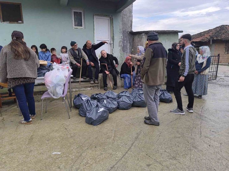 ’Sessiz’ mahalleye 3 kamyonluk yardım