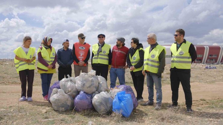 Karaman’da "Bugün temizle, yarın nefes al" sloganıyla doğaya atılan çöpler toplandı