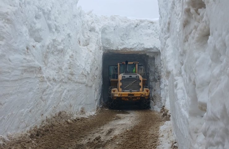 Nisan ayında 4 metrelik kar tünellerinde çalışma
